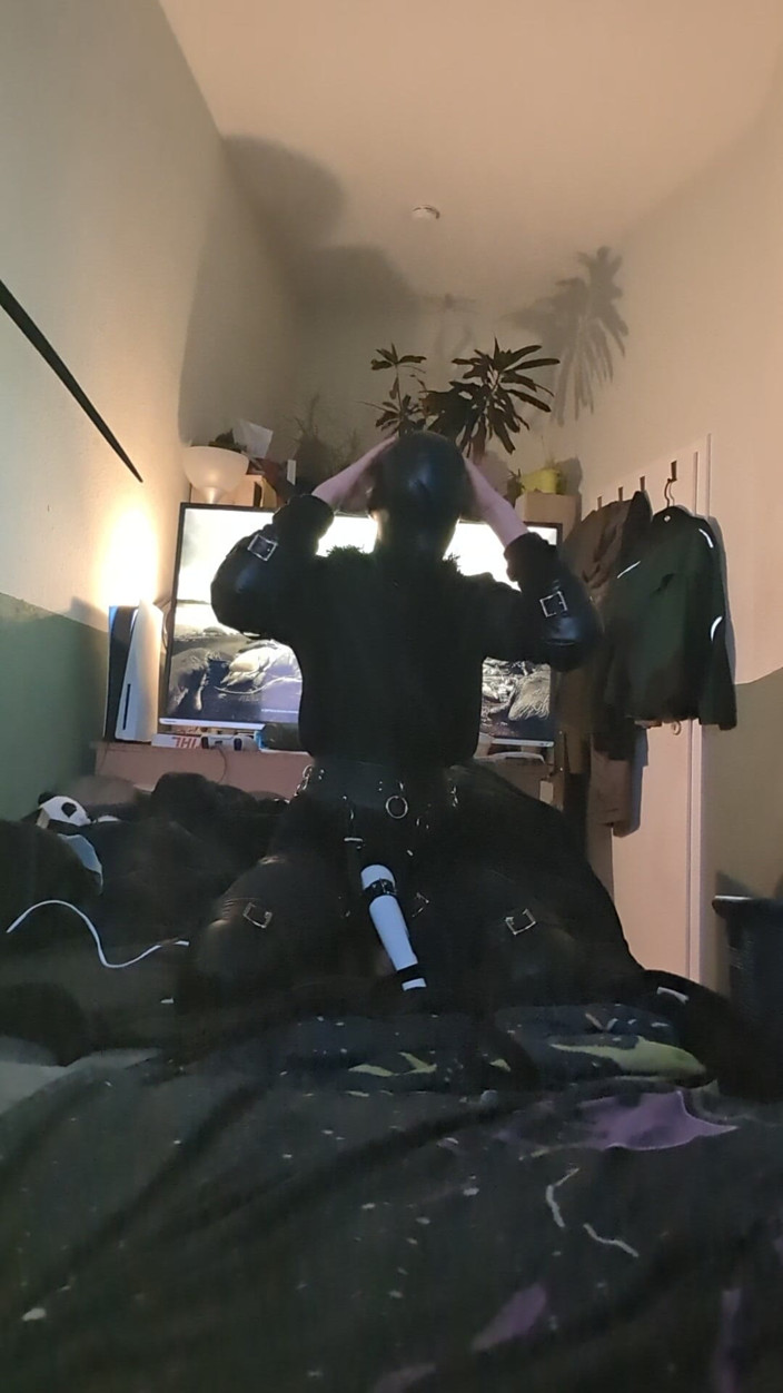 AJ_the_catgirl: Kombinezon Wiht Hood Weile Vibed Selfbondage