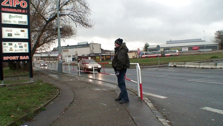 Watersports Media: Brunette bercinta dengan pria tua di sebelah kereta api