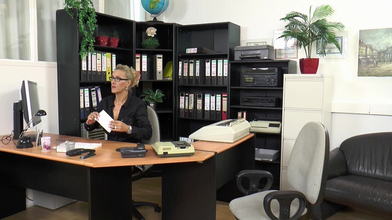 Deutschland Porno X: MILF Bionda Doppia Penetrazione Scopata in Ufficio Fest