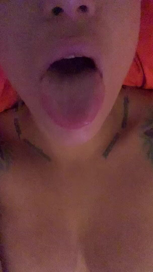 Aris Dark: Sexy close up masturbation with vibrator