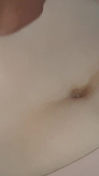 น้องสาวต่างมารดาขอให้เย็ดหีแฉะหลังจากดูหนังโป๊