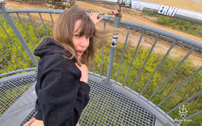 Anne Eden: Rapidinha mais arriscada no ponto de visualização pública