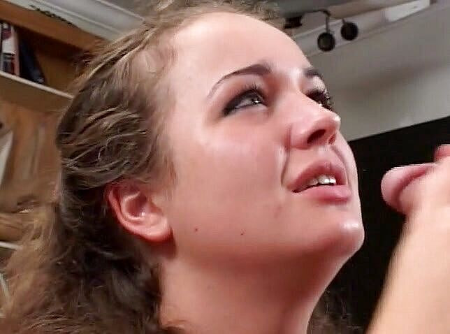 The Vintage Era: 可爱的黑发青少年吮吸和拉扯男人的坚硬鸡巴