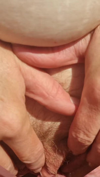 Ma chatte se fait baiser et remplir dehors