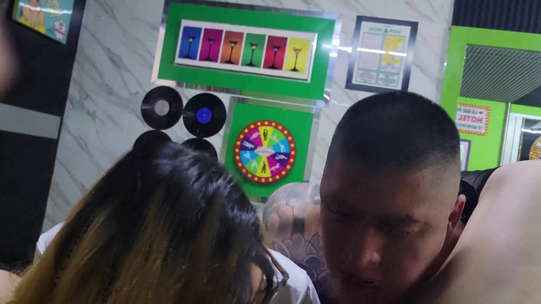 Crystal Phoenix: 문신을 한 남자와 섹스하는 두 명의 Sissys