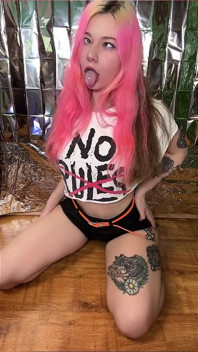 Ahegao dokucza różowe włosy