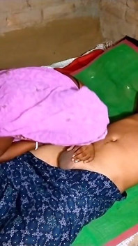 Žíznivá bhabhi má sex se svým švagři