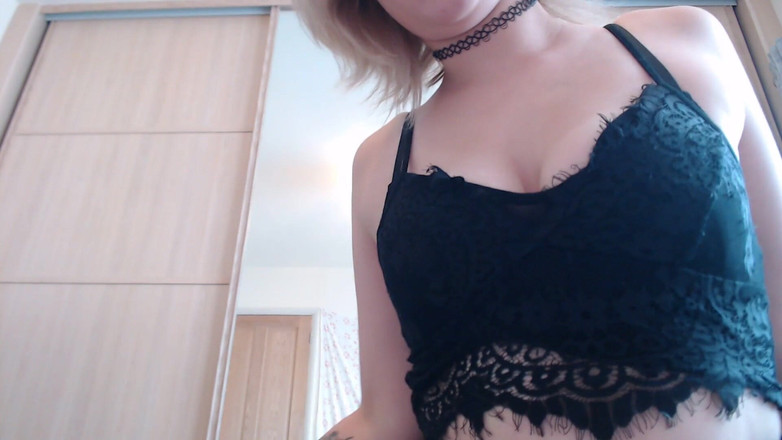 Ripley sweet studio: Giantess vücuduyla üstüne oturuyor