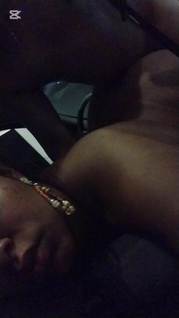 Jr and denies: Dengan mobil di dalam kamar motel