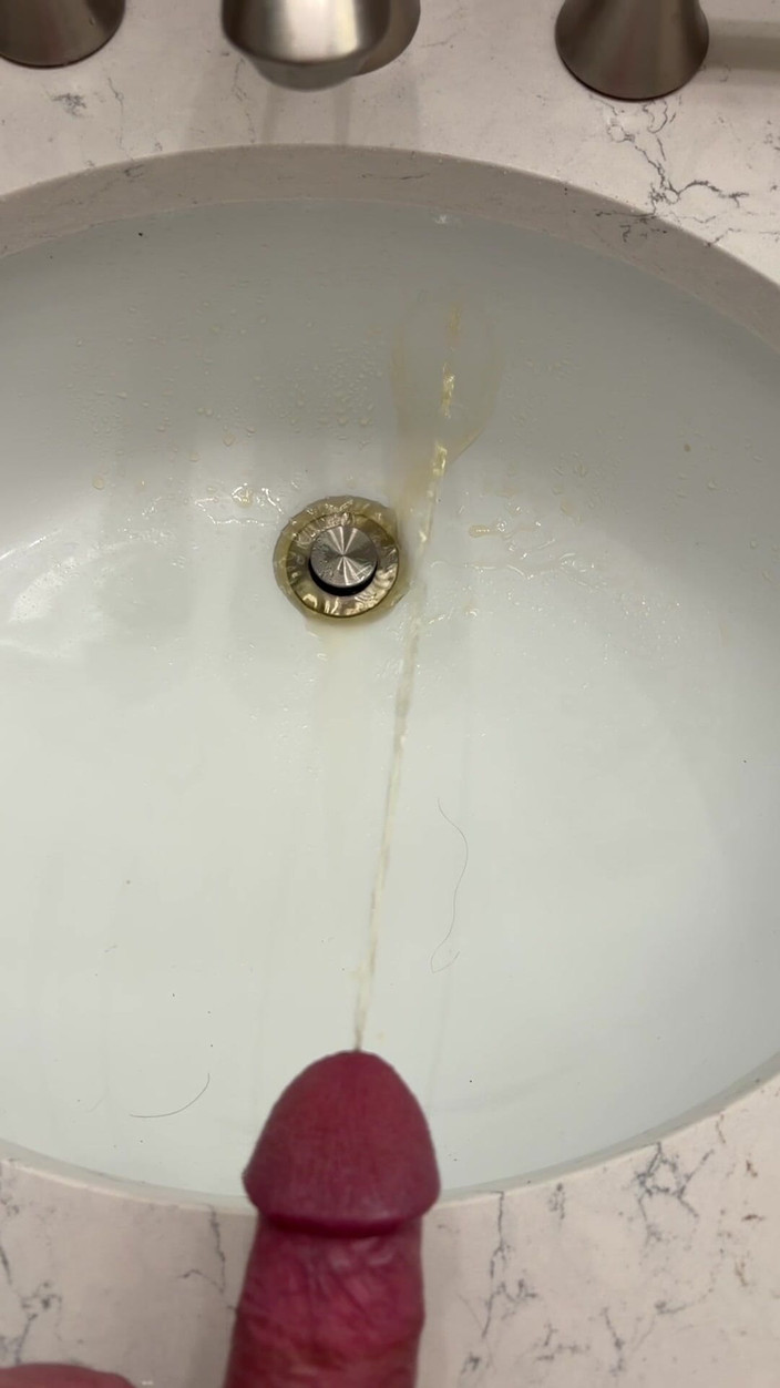 Tatted Daddy: Gootsteen pissen in slow motion