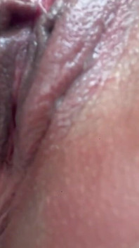 Gros plan, branlette vaginale, gros clito, caresse petit gode, baise huilée, trou crémeux, orgasme réel