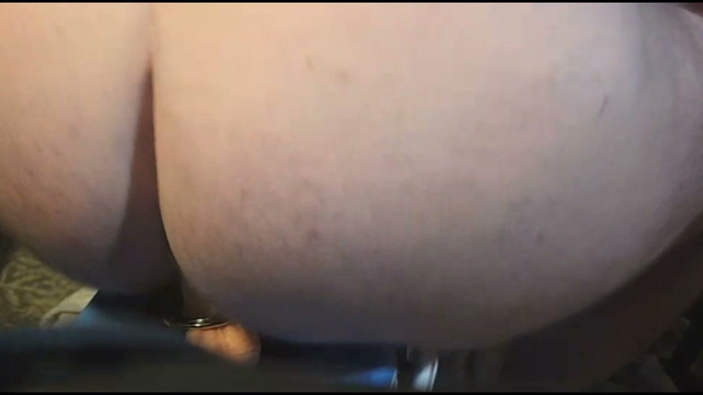FacelessBeardedBooBoo: 太った男がディルドで尻を突く