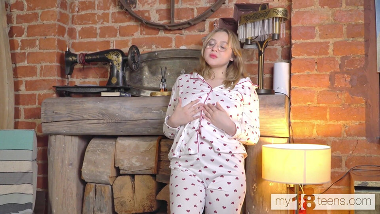 My 18 Teens: My18teens - linda chica regordeta folla su coño con los dedos