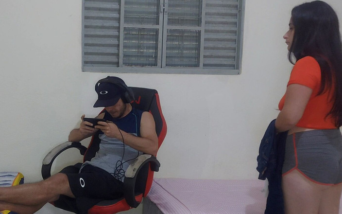 Kasallpimenta: 继妹在她的继兄弟附近换换，他最终在玩家椅子上操了她。