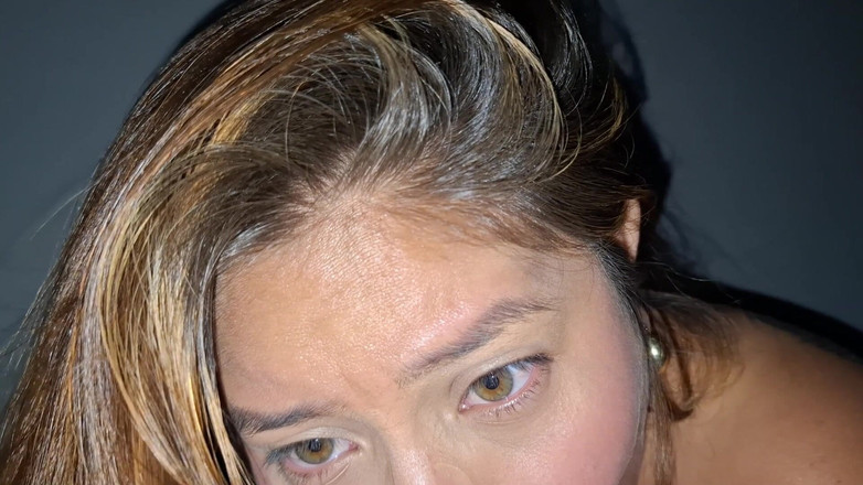 SugarPose: De aproape, femeie latino mare și frumoasă linge un vibrator, se...