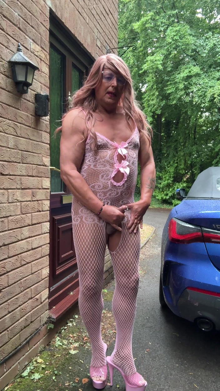 Kellycd2022: 穿着粉色渔网紧身衣和高跟鞋的性感 crossdresser Kellycd2022 快速清晨视频