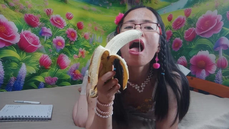 sweethanajapanese: Sucking Banana Video Special Turn You on
