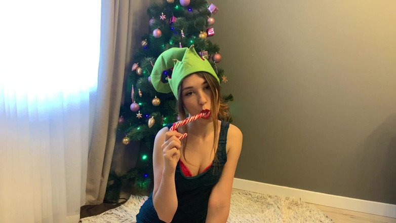 SexyMissMe: Micul ajutor al lui Moș Crăciun obraznic se masturbează