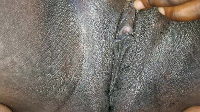 BMCs: Il mio dito sta lavorando meraviglie sulla mia sporca figa...