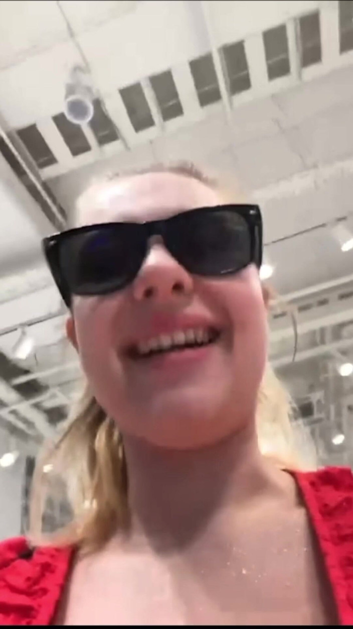 JuiceLussie: Loca follada anal en el vestuario