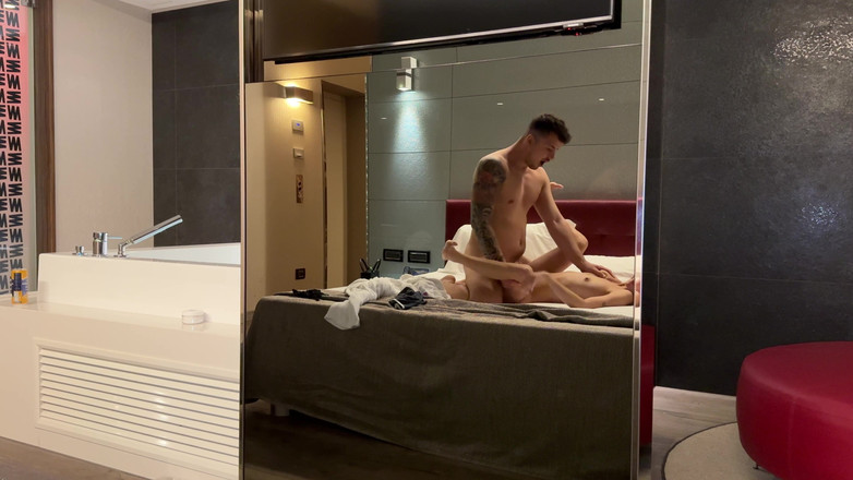 Tommy e Annika: Teman Wanita Saya Meninggalkan Saya Sendirian Di Bilik Hotel, Saya...