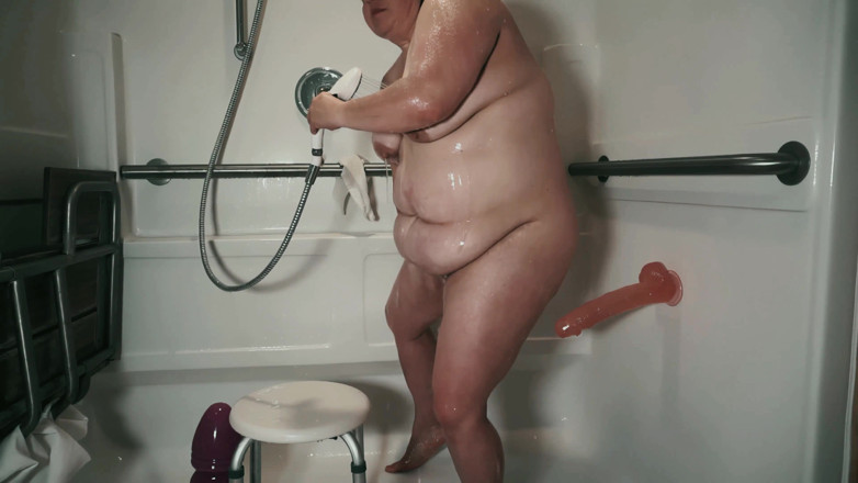 SexyNEBBW: Masturbare la duș cu monstru violet
