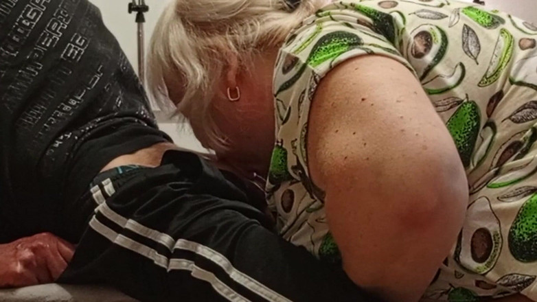 Zona901: 그녀의 입에 사정할 수 있도록 펠라 해주는 새엄마