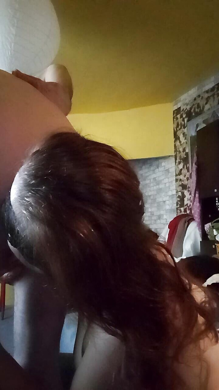 Gottini44: Den galna frun biter, slickar sin mans röv och fingrar...