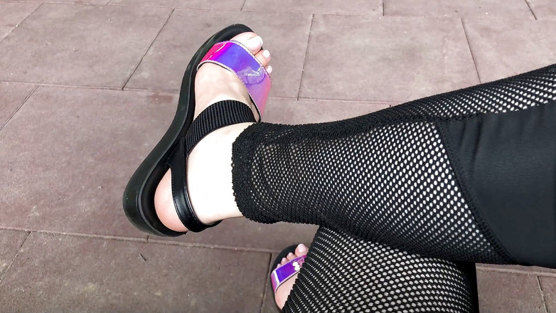 Goddess Misha Goldy: Мои новые блестящие сандалии и пальцы ног соблазняют на улице
