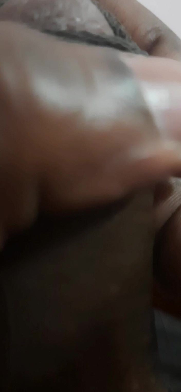 Lubina45: 他在卧室里寻找孤独的乐趣。