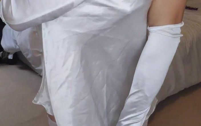 Jessica XD: Dame in het wit masturbeert