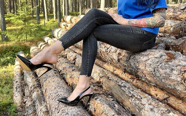 Julia domaina: 黑色经典高跟鞋，无背高跟鞋，12厘米高跟鞋在森林里，在沙滩深处