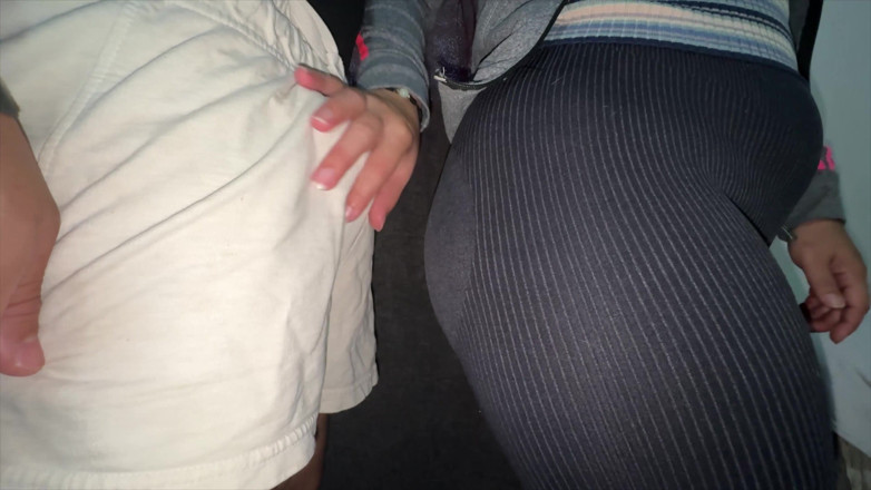 CoupleOfHotSins: 大屁股女孩在商店里抓住陌生人的鸡巴