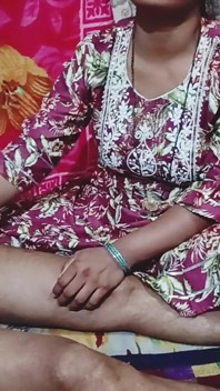 Indiana foi persuadir seu cunhado massageando óleo e começou a balançar seu pau