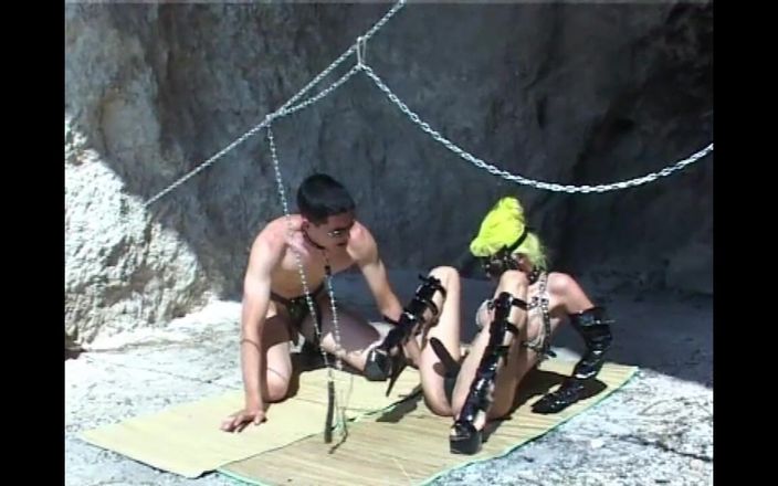 Absolute BDSM films - The original: Une maîtresse avec un gode ceinture se fait baiser par...