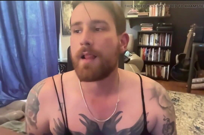 Dirtytrisha: Strappando calze e pisciando