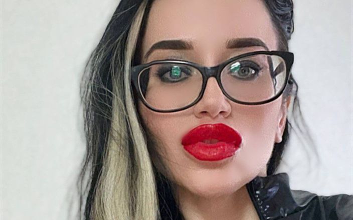 Julia domaina: Pakaian kulit, mainan seks, bibir merah, dan kuku merah panjang