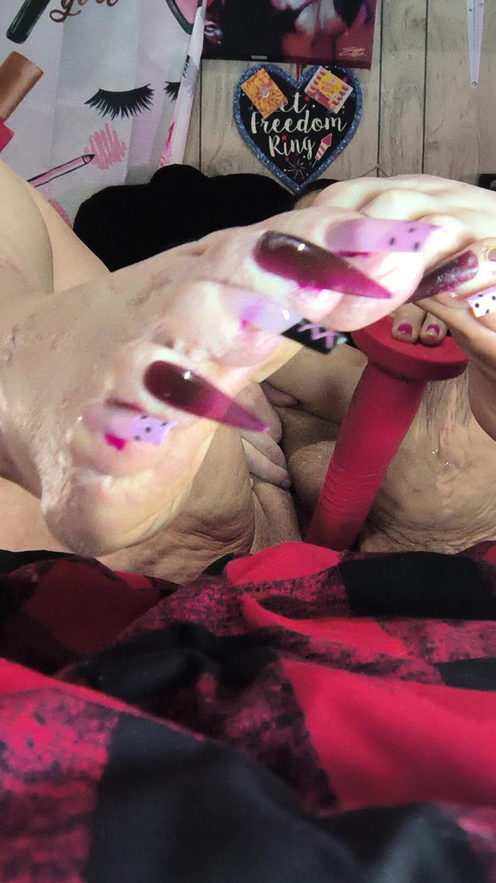 HerculesnVENUS: Långa tånaglar på hennes feta fötter sprider fitta öppen och får...