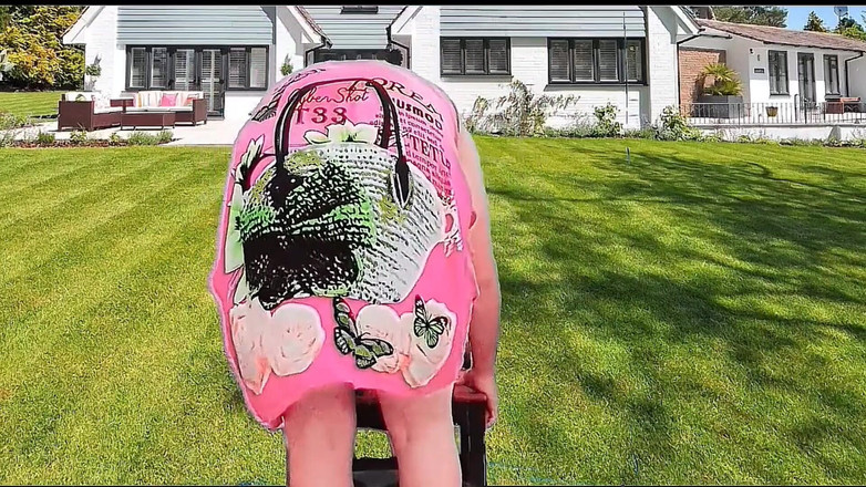 Kitty_Cross: Prachtige femboy met puur topje met verlegen glimlach