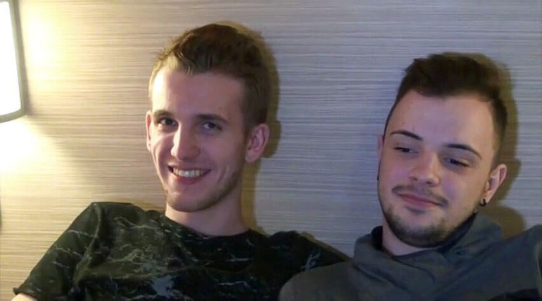 Gaybareback: Twink ngentot kontol di ranjang orang tua