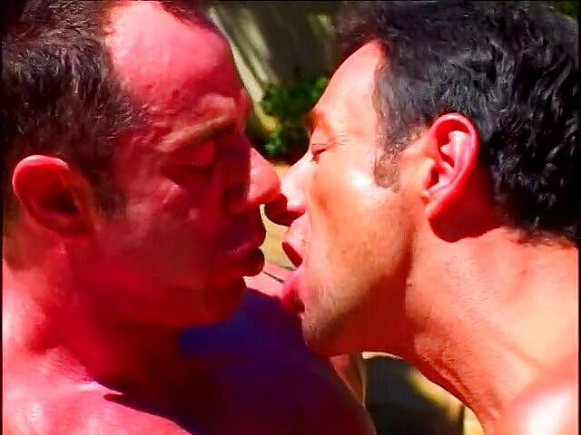 Boy Zone: 噴水の隣でクソ筋肉の男の子