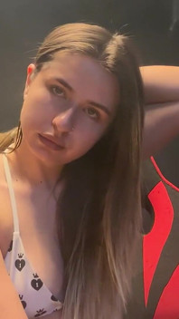 Ta blonde parfaite fume dans un soutien-gorge