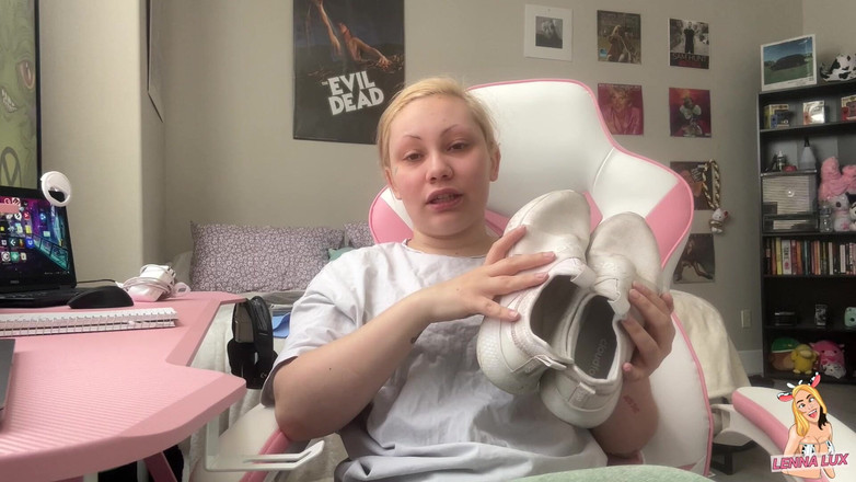 Lenna Lux: Смердючі туфлі в тренажерному залі, інструкція з дрочки