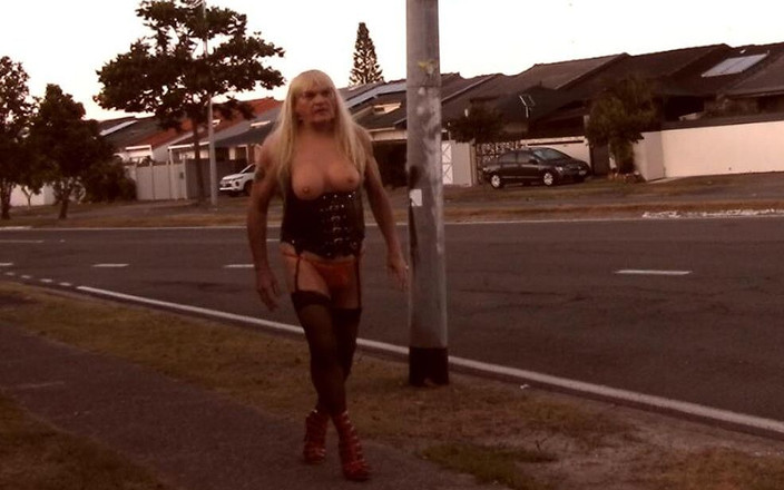 Sissy Becky: Sissyslutbecky ngoài trời như một con đĩ