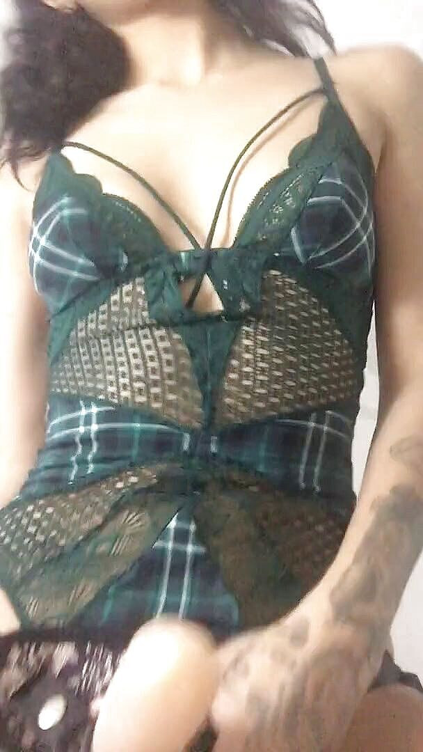 Sarah BaB: Dominatrix muda membuat video untuk submisifnya