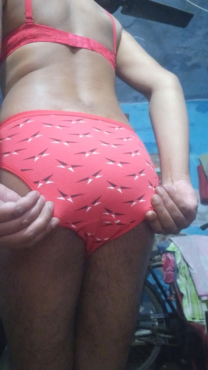 Lustyizlife: भारतीय फेमबॉय क्रॉसड्रेसर अपनी सौतेली बहन की लाल ब्रा और पैंटी पहने हुए