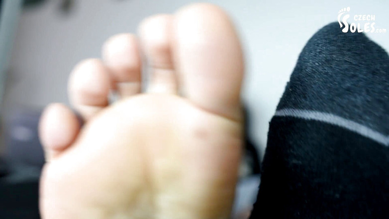 Czech Soles - foot fetish content: 彼女のセクシーな足、靴下、スニーカーを見て