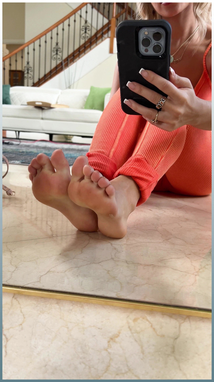 Daily Smoke: Luna Luxe quiere que te obsesiones con sus bonitos pies...