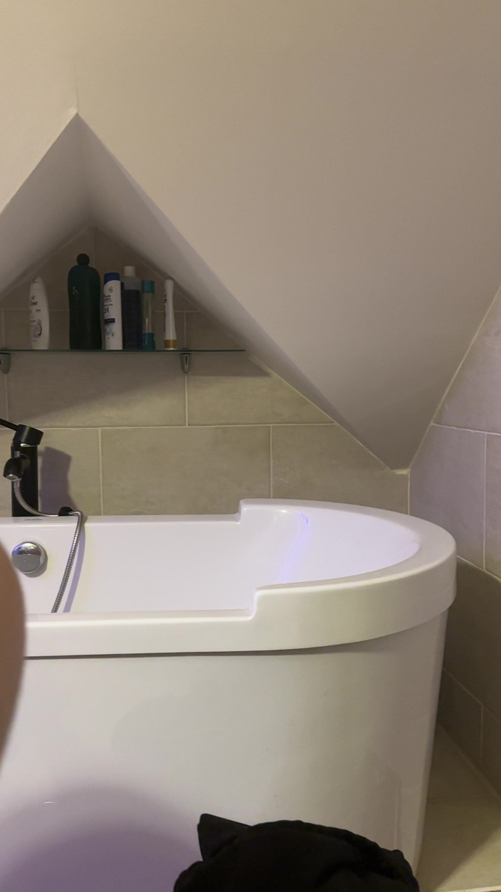 SweetLucy96: Spogliata in bagno