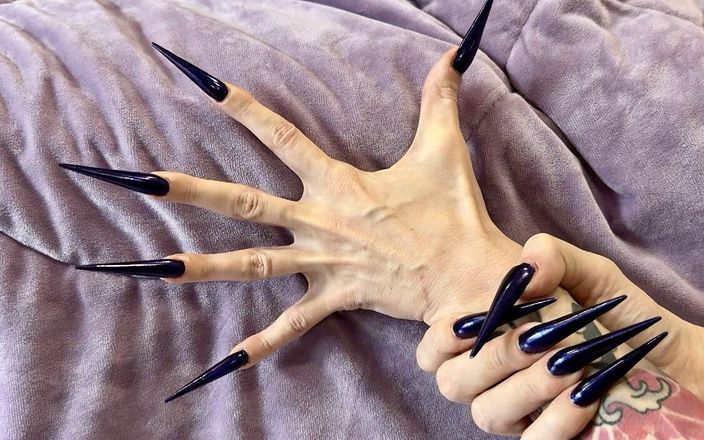 Julia domaina: गहरे नीले लंबे नाखून, तेज stilettos, लंबी उंगलियों और हथेलियों चौड़ा